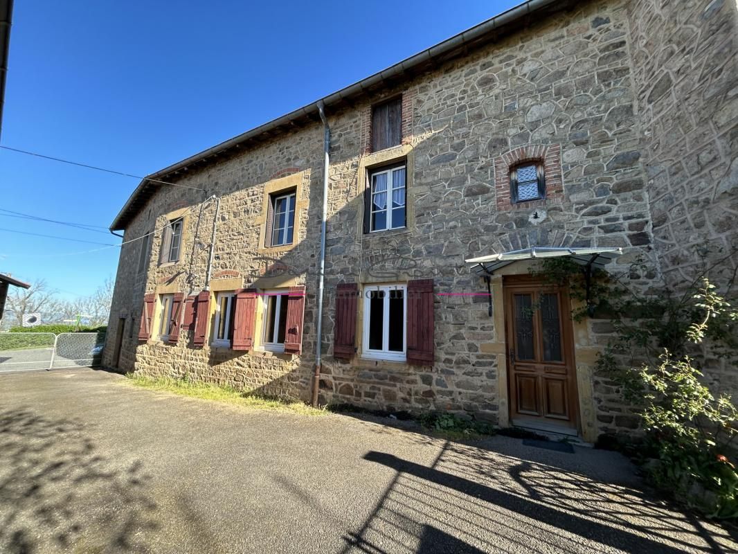 Maison d'habitation élevée sur 2 niveaux avec terrain attena