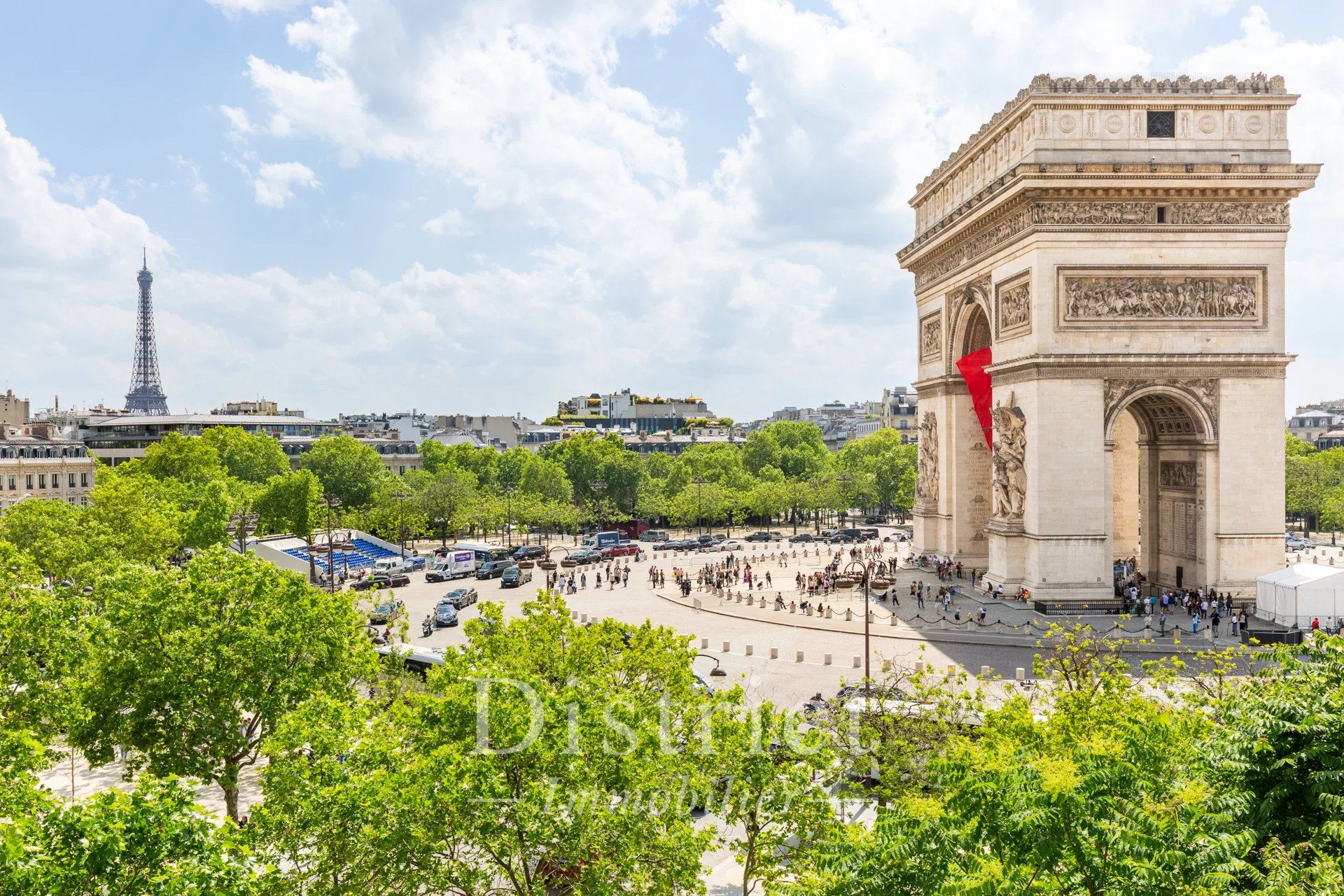 Vues exceptionnelles sur l'Arc de Triomphe et la Tour Eiffel pour ce magnifique appartement de 180m² au dernier étage! avec parking!