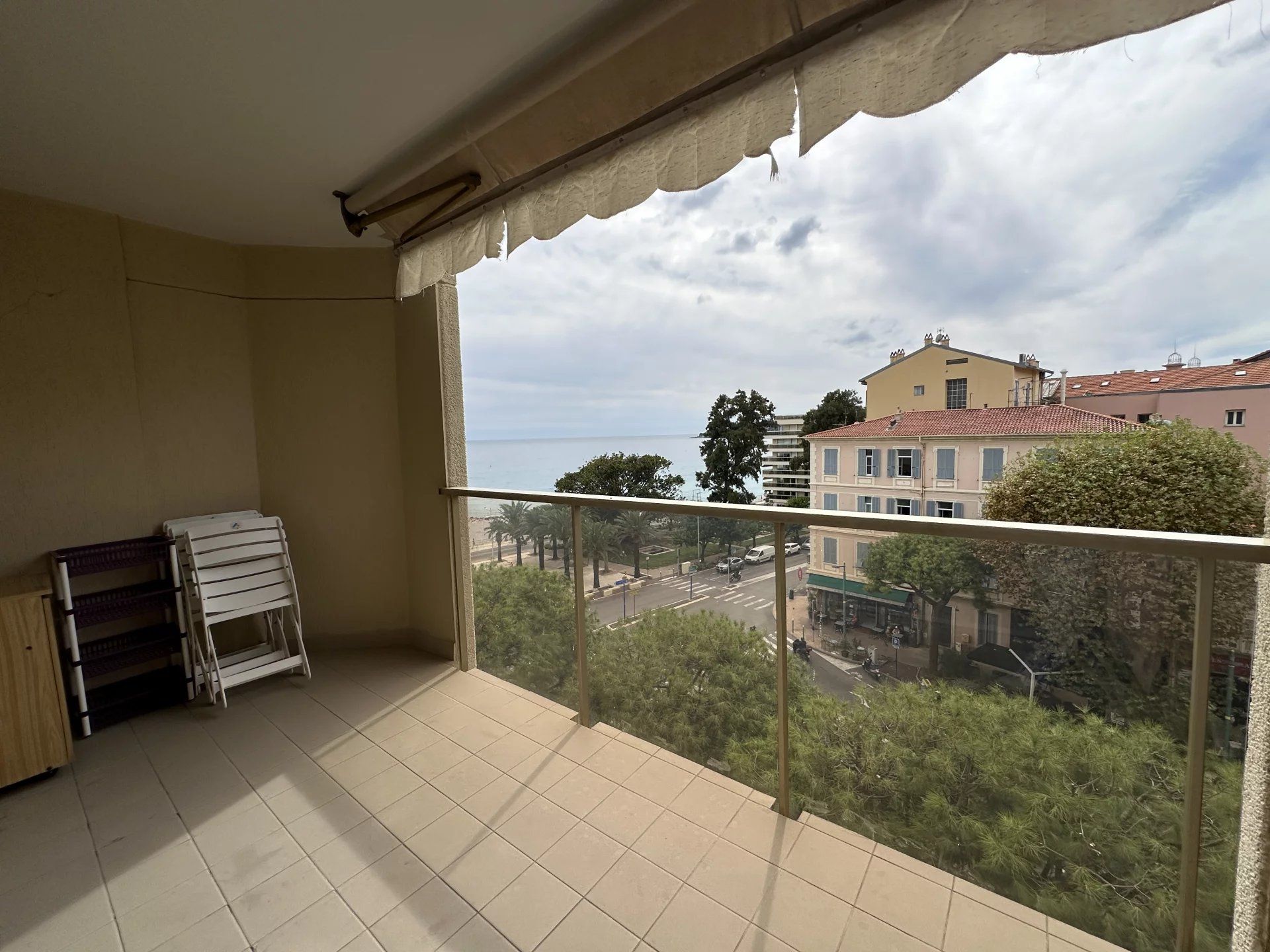 Spacieux studio meublé dans le centre de Menton, avec grande terrasse et belle vue mer panoramique