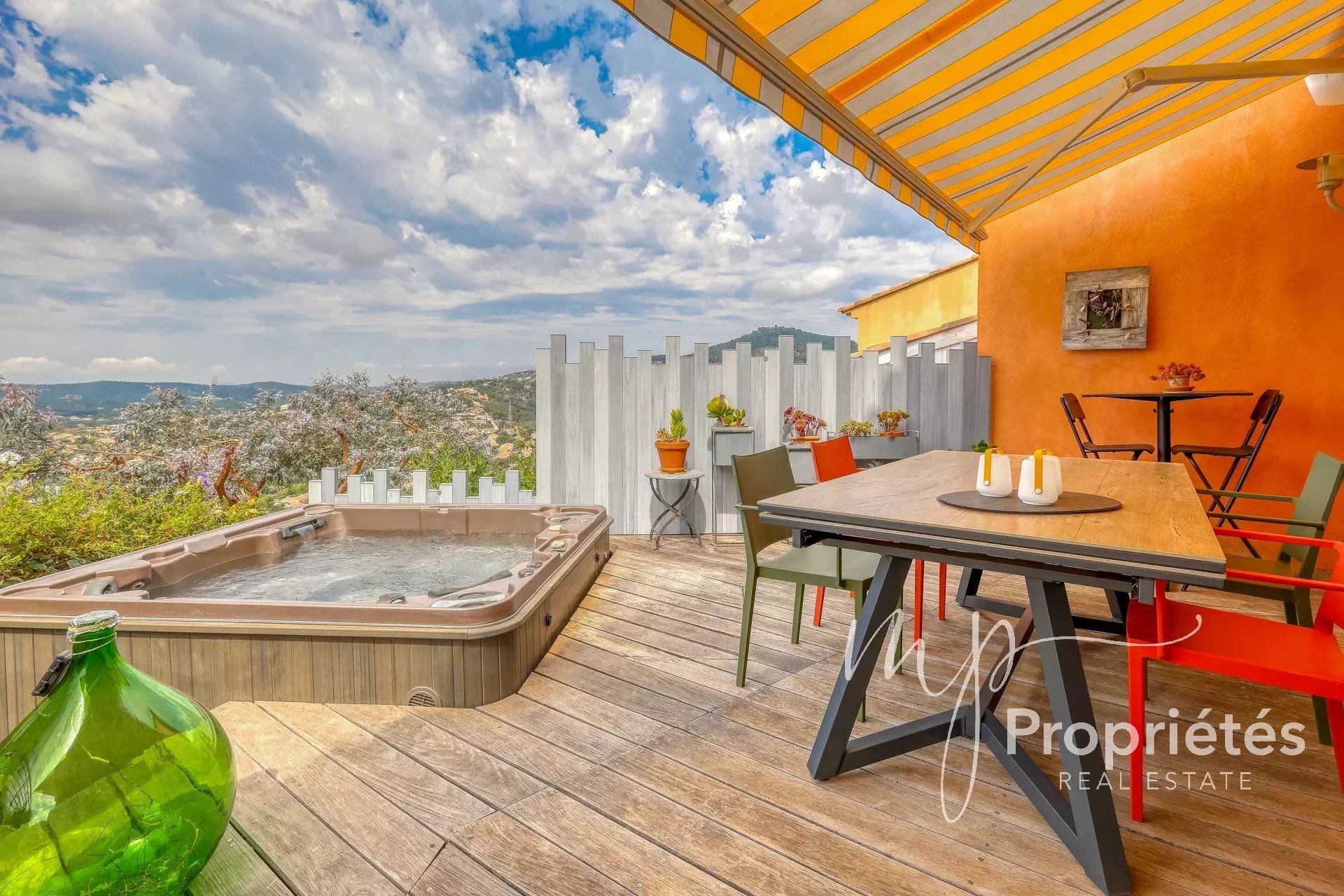 Maison contemporaine au Lavandou avec Vue Panoramique sur les Collines