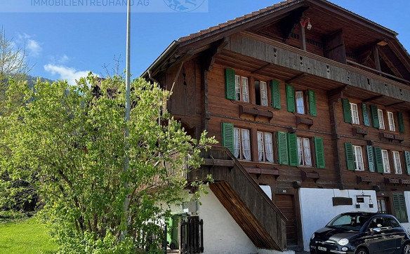 angebautes Wohnchalet mit Einliegerwohnung und Nebenräumen