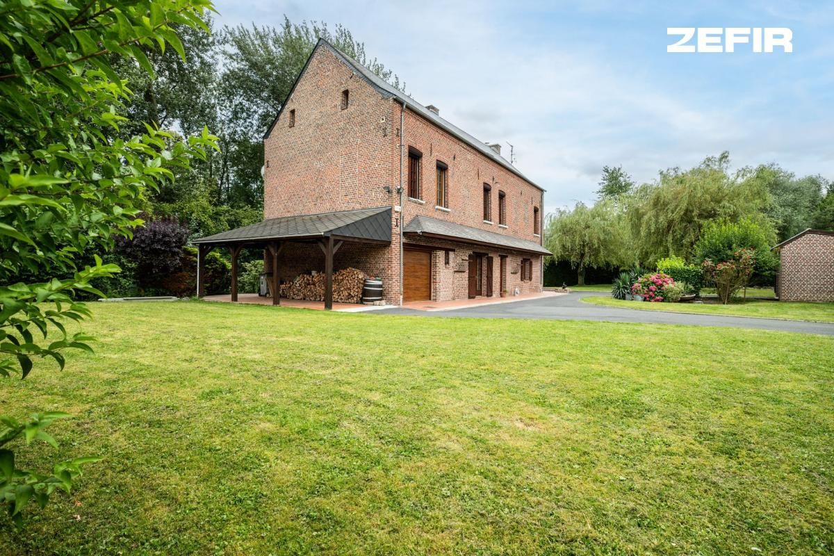 Maison familiale 6 chambres, 188 m², avec grand jardin et garage, en plein centre-ville de Solesmes