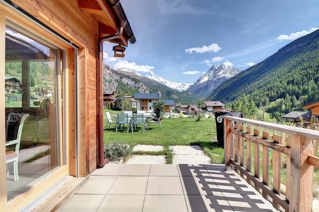 Très agréable chalet de 4 chambres, belles vues, jardin, pompe à chaleur, à Evolène, Suisse