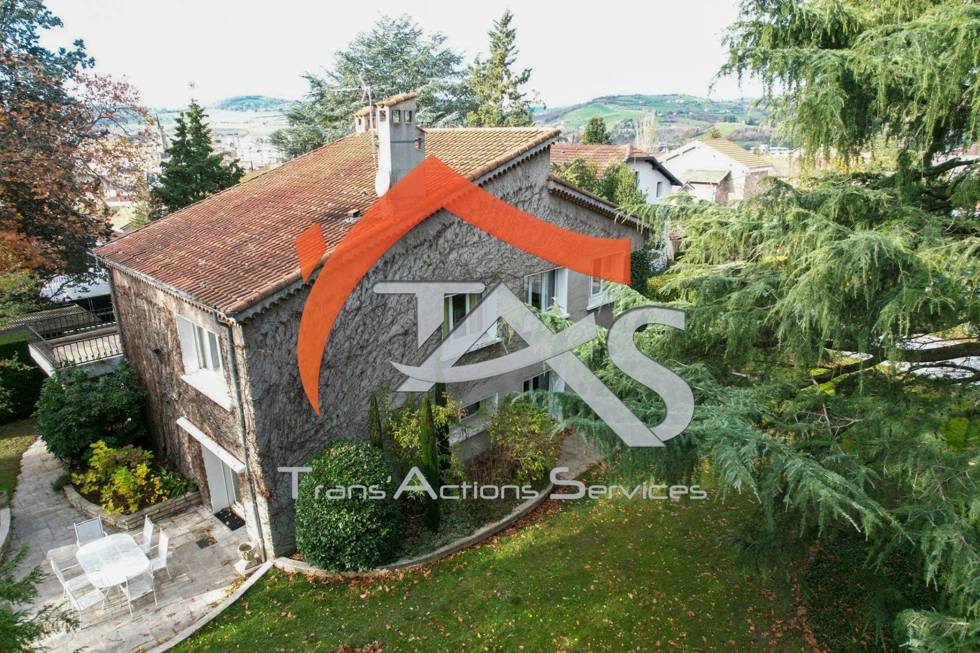 Propriété F6 avec terrain 2584 m² constructibles