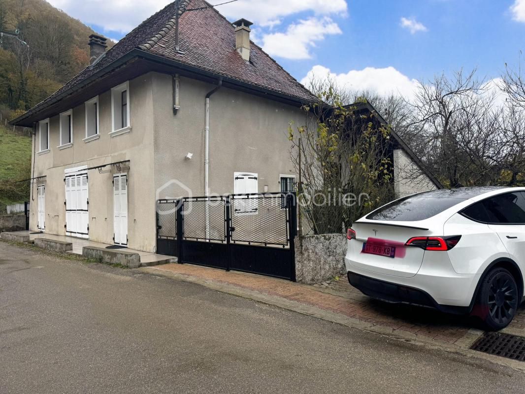 Maison au charme authentique à Massieu – Un potentiel à saisir 2 maisons mitoyennes possible