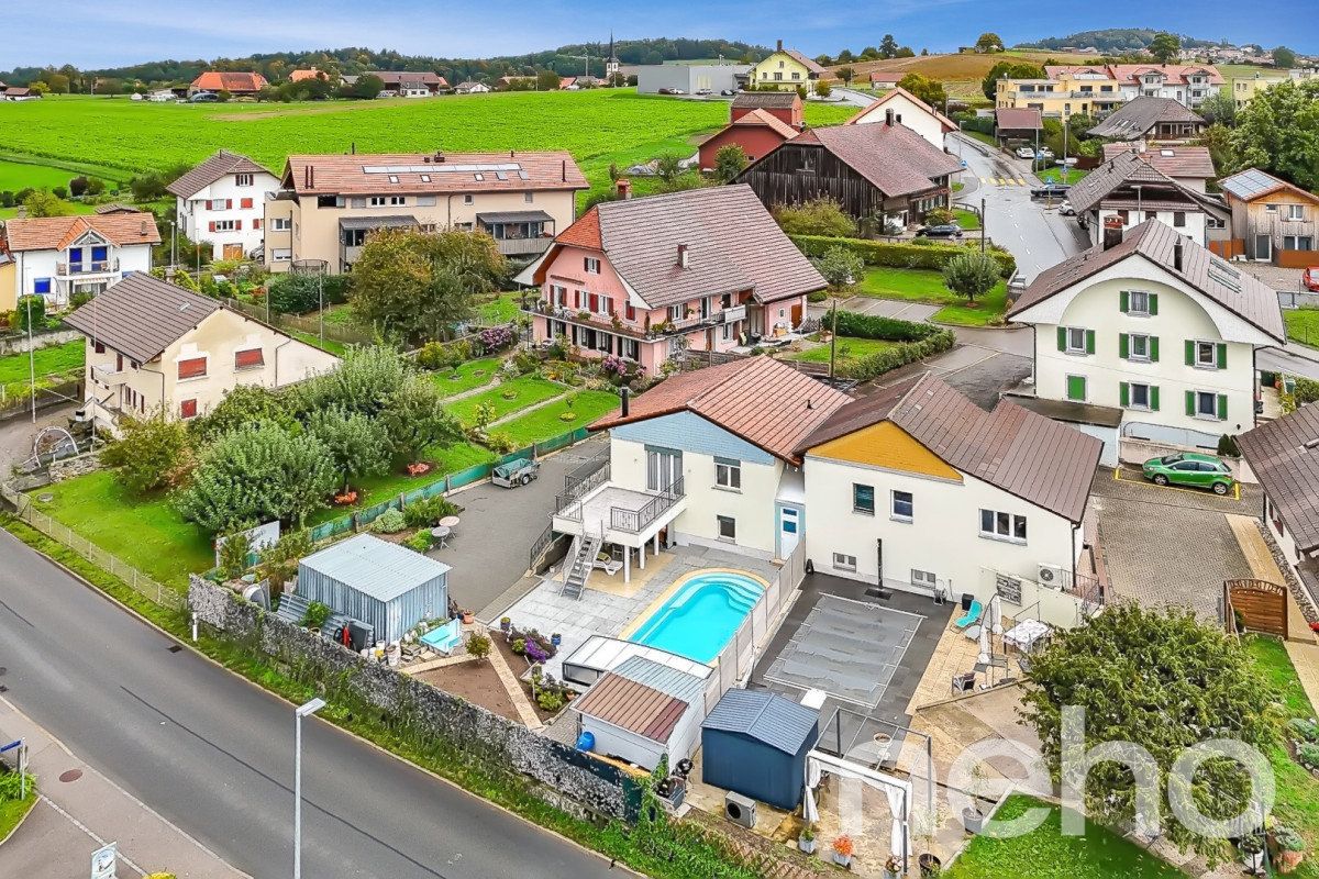 Belle villa jumelle avec appartement indépendant et piscine extérieure