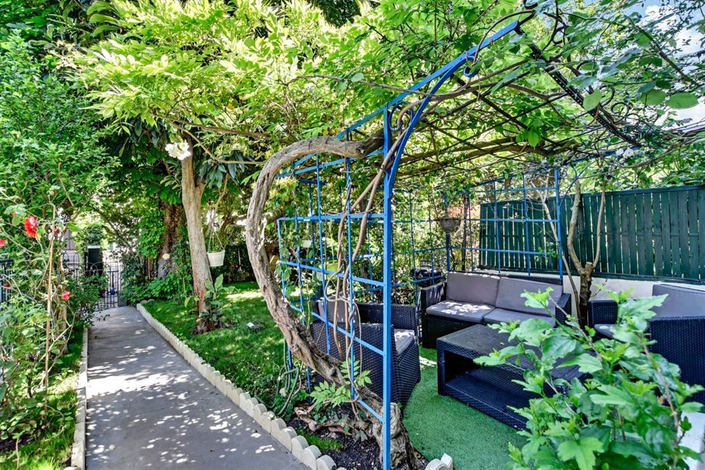 Jolie maison avec jardin dans un passage vert
