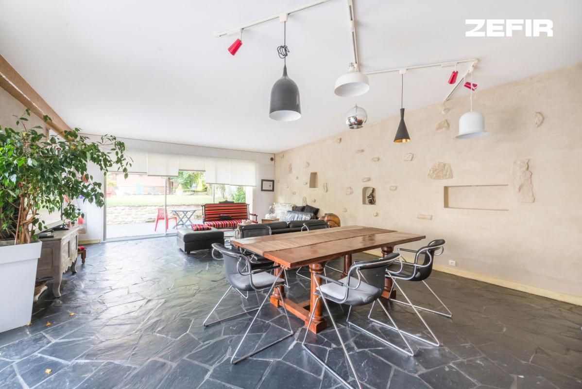 Spacieuse Maison Familiale de 11 Pièces, 280 m² avec Jardin et Piscine à Maule