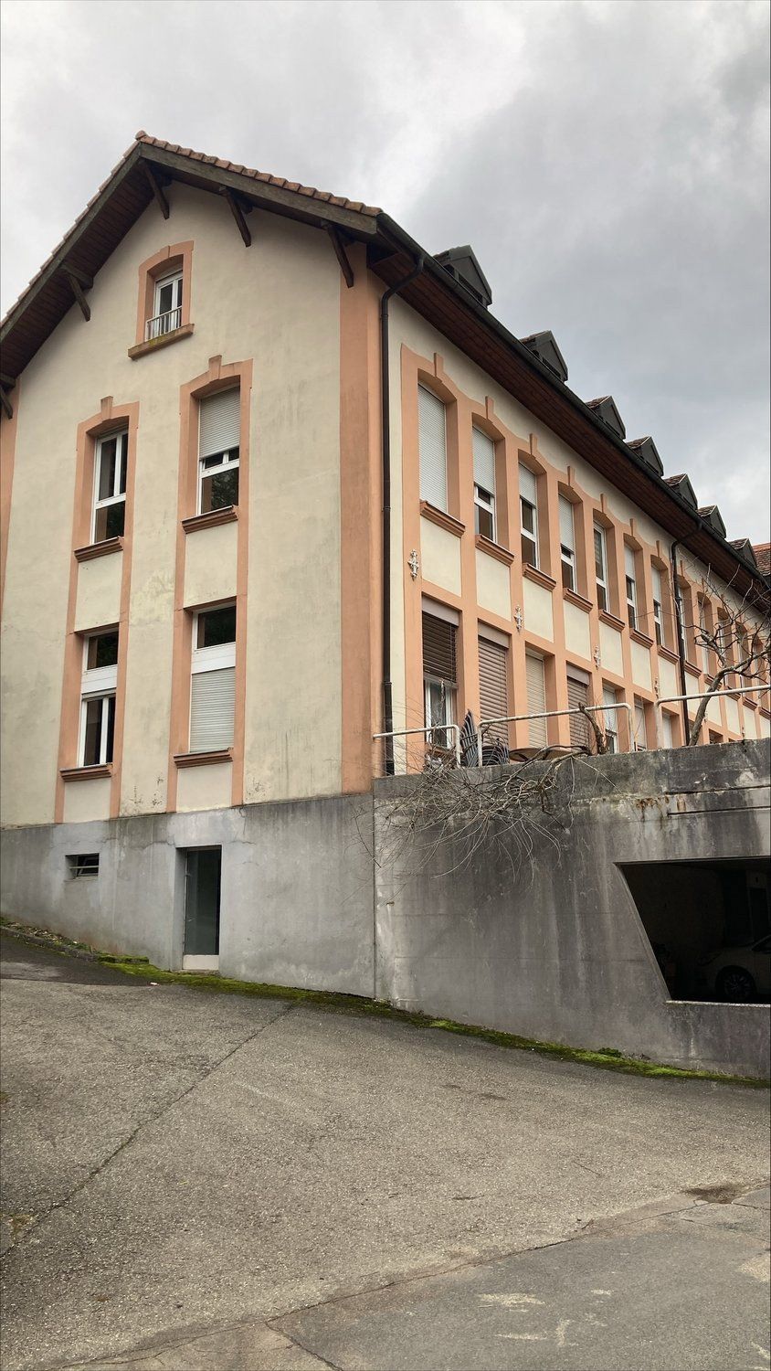 JOLI LOGEMENT A LOUER AVEC BALCON