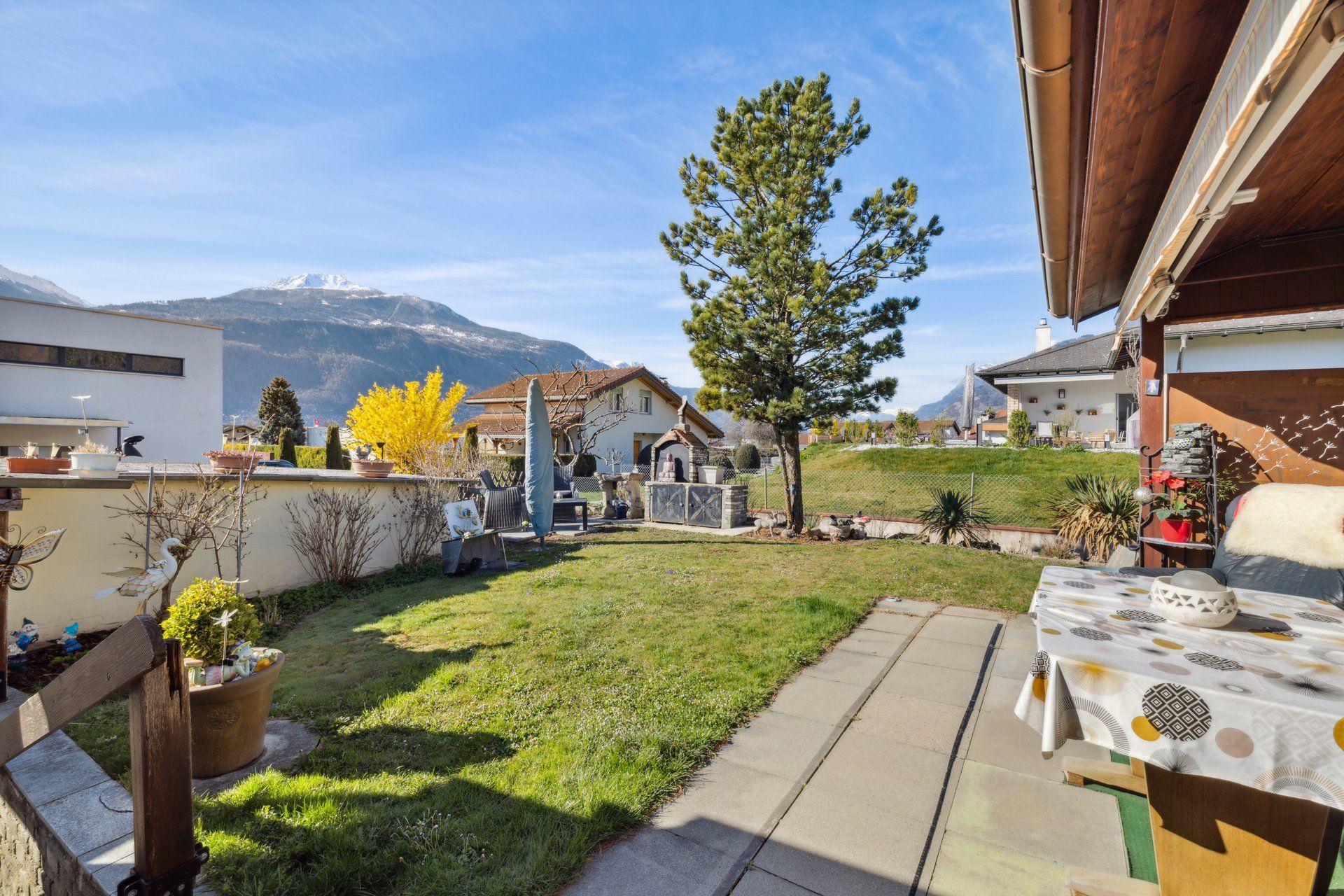 Maison individuelle avec 3 garages, jardin et terrasse couverte