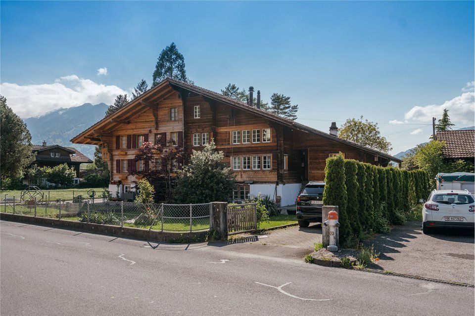 Spannende Haushälfte in historischem Chalet in Bönigen im Berner Oberland