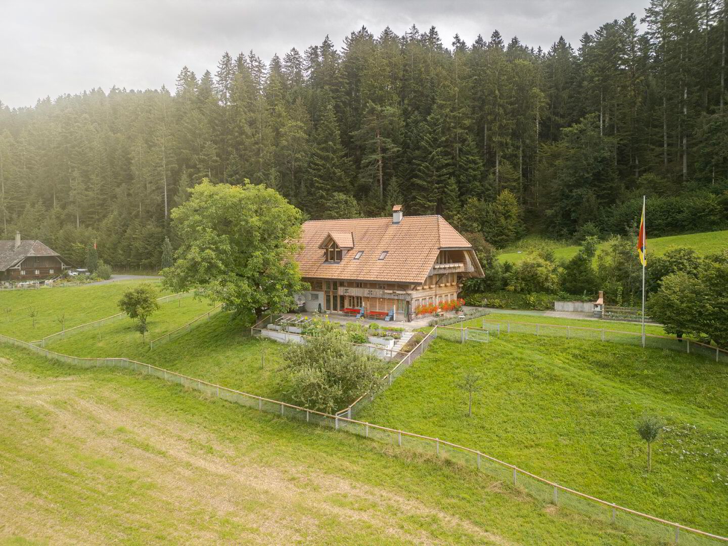 NEUWERTIGE OASE DER RUHE UND KRAFT AUF 7'420 m²