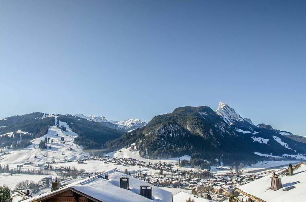 Dachgeschosswohnung im alpinen Stil mit Panoramablick in