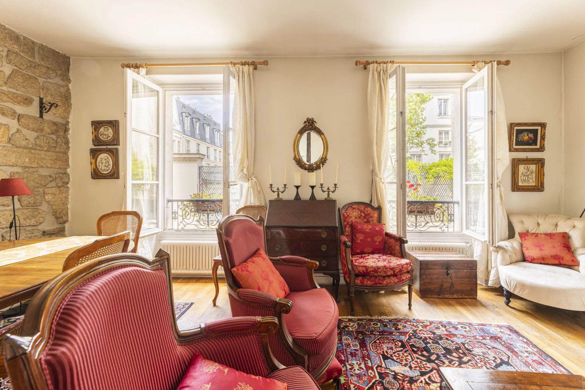 Exclusivité - Ile Saint Louis. Appartement 76m² avec 2 chambres et patio privatif de 17m²!