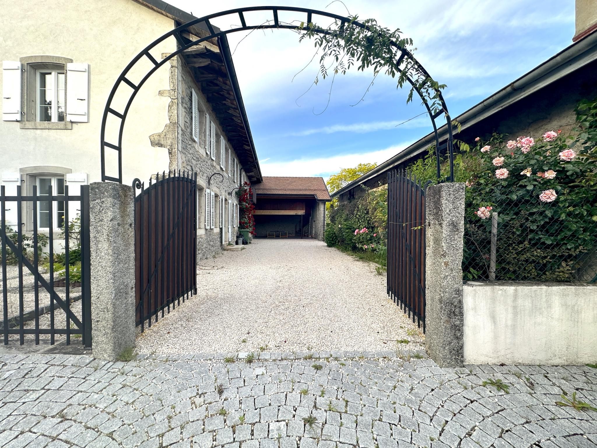 Vaste appartement de 6.5 pièces dans un ancien corps de ferme