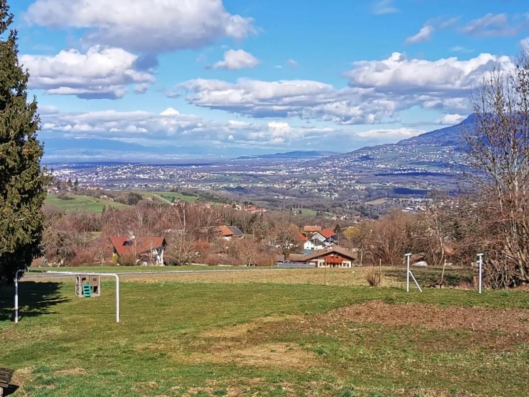 Au calme, avec belle parcelle de terrain de 571 m², chalet à terminer d'aménager selon vos envies !