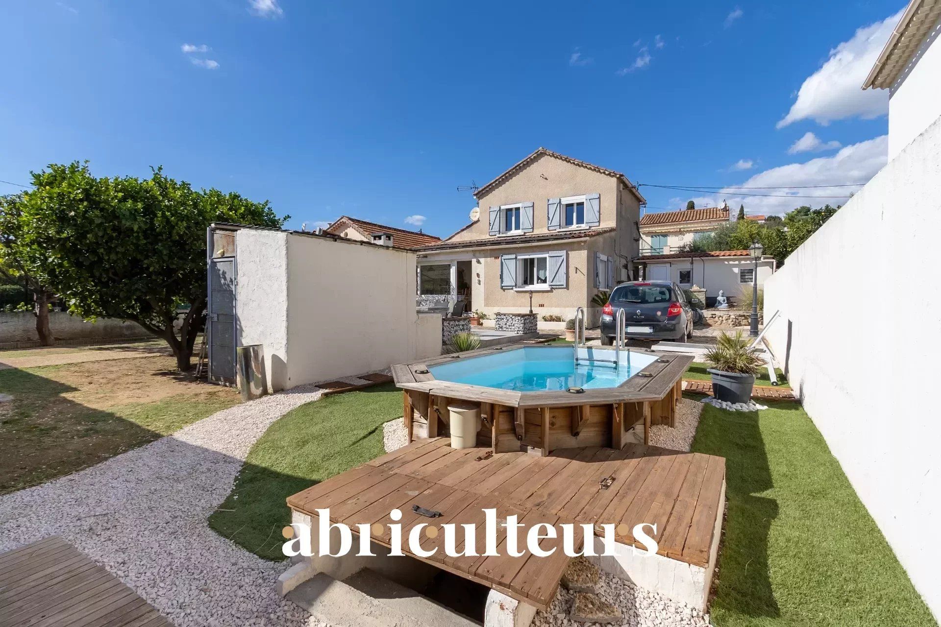 Bien composé de deux maisons en vente à La Seyne-sur-Mer avec piscine