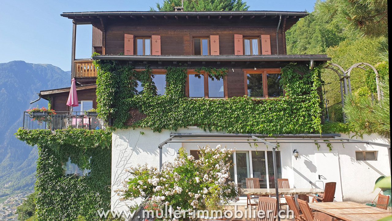 Large residence overlooking the Rhône valley 10 minutes from Martigny