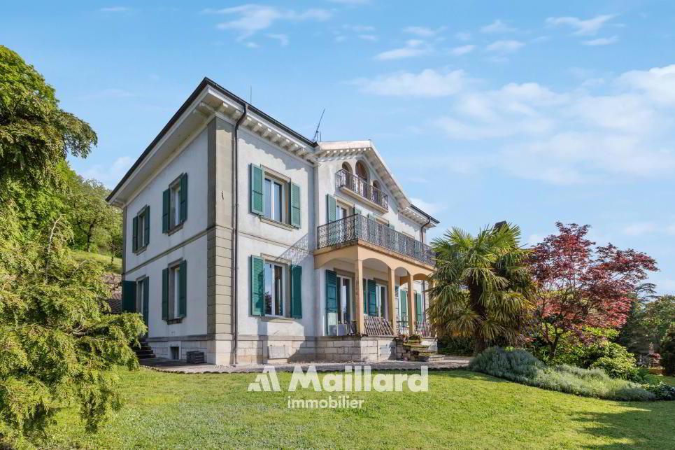 with an outbuilding (studio) and magnificent view of the lake