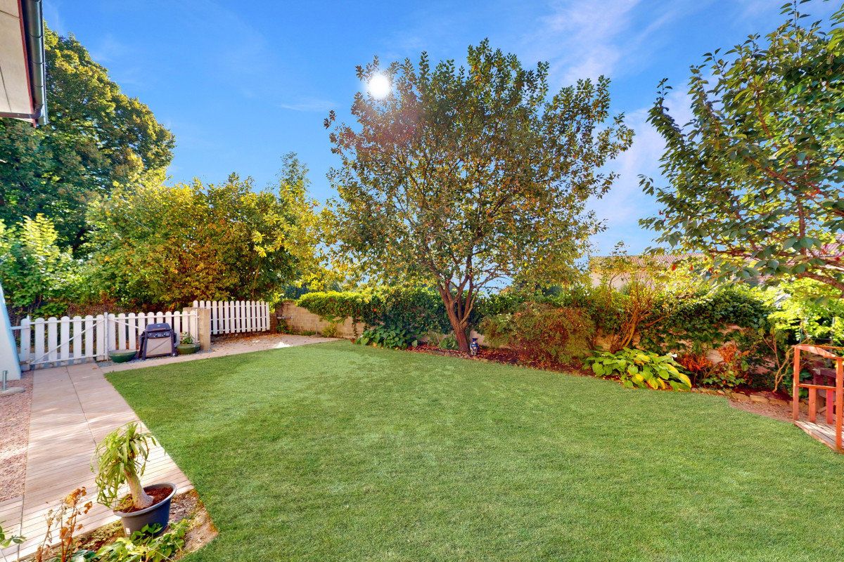 Espace et confort pour ce bien avec jardin et 2 couverts à voiture!