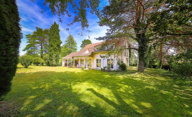 Dans un cadre verdoyant et préservé, villa de charme à l'abri des nuisances