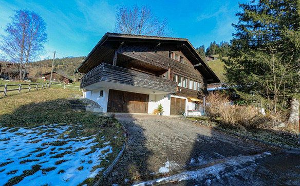 Rustikales Chalet mit zwei Wohneinheiten und Garage in idyllischer ...