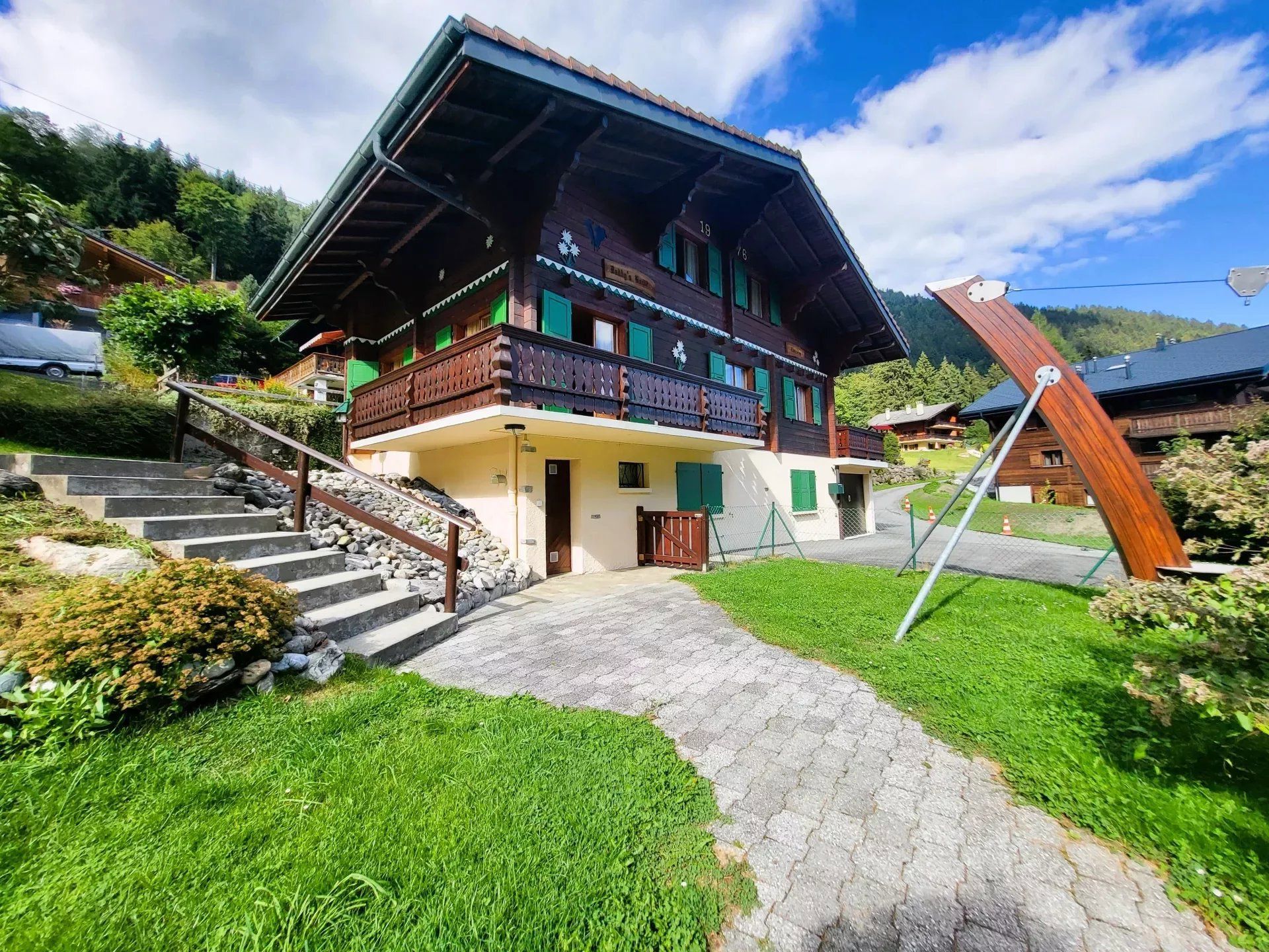 Spacieux chalet de 6.5 pces parfaitement entretenu avec jardin