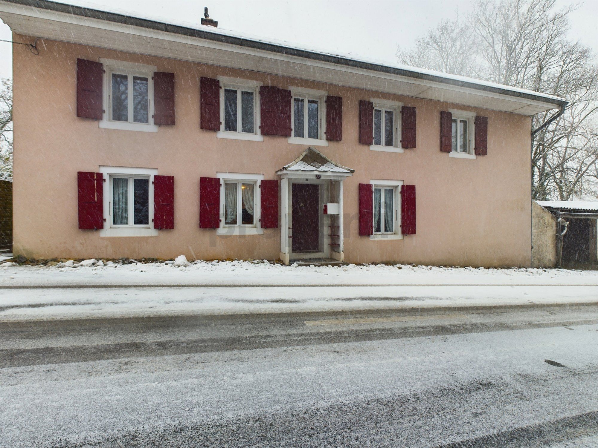 Exklusives Einfamilienhaus in ruhiger Waldrandlage mit Seesicht und Garten