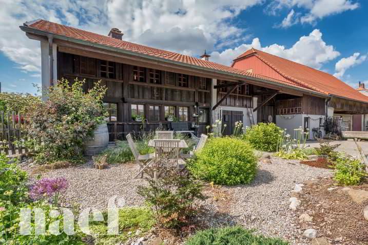 Charming farmhouse with beautiful view of the fields