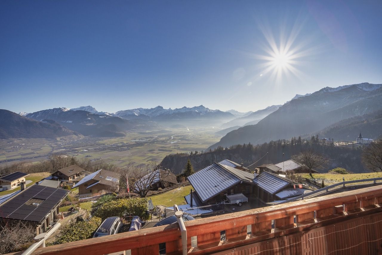 CHALET DE 2 APPARTEMENTS AVEC GARAGES - VUE PANORAMIQUE - EXCLUSIVITÉ