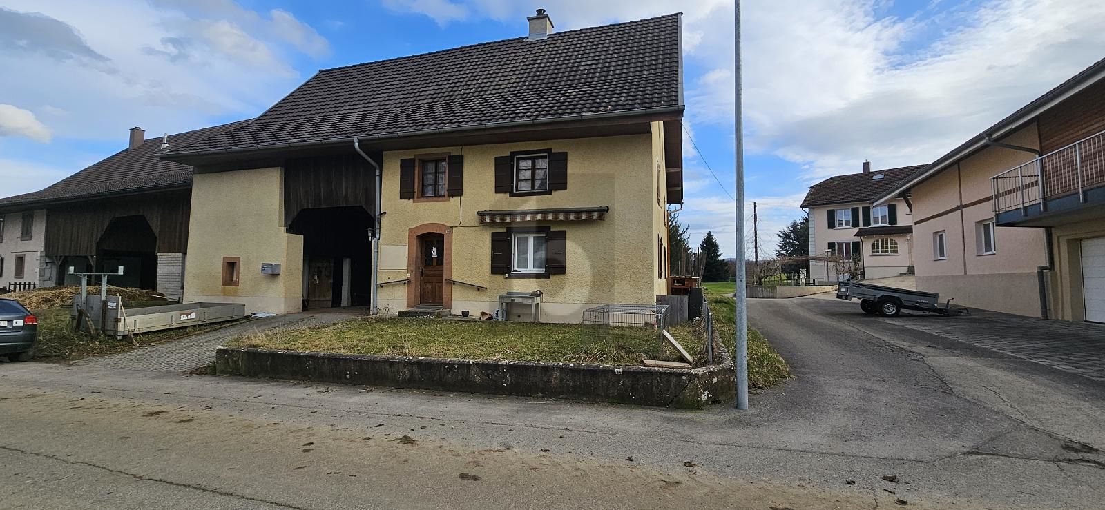 Réduction du prix! CHARMANTE MAISON AVEC BOX POUR CHEVAUX