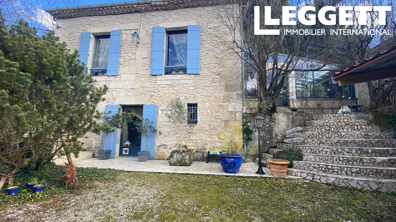 Jolie maison de caractère en pierre avec jardin de 1800 m2 et piscine. En centre-ville de Périgueux