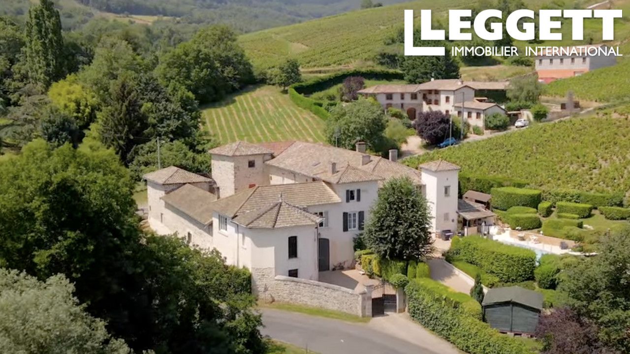 Castel du 13e siècle parfaitement entretenu, avec 11 ha de terrain dont 6 ha de Juliénas classe Chateau