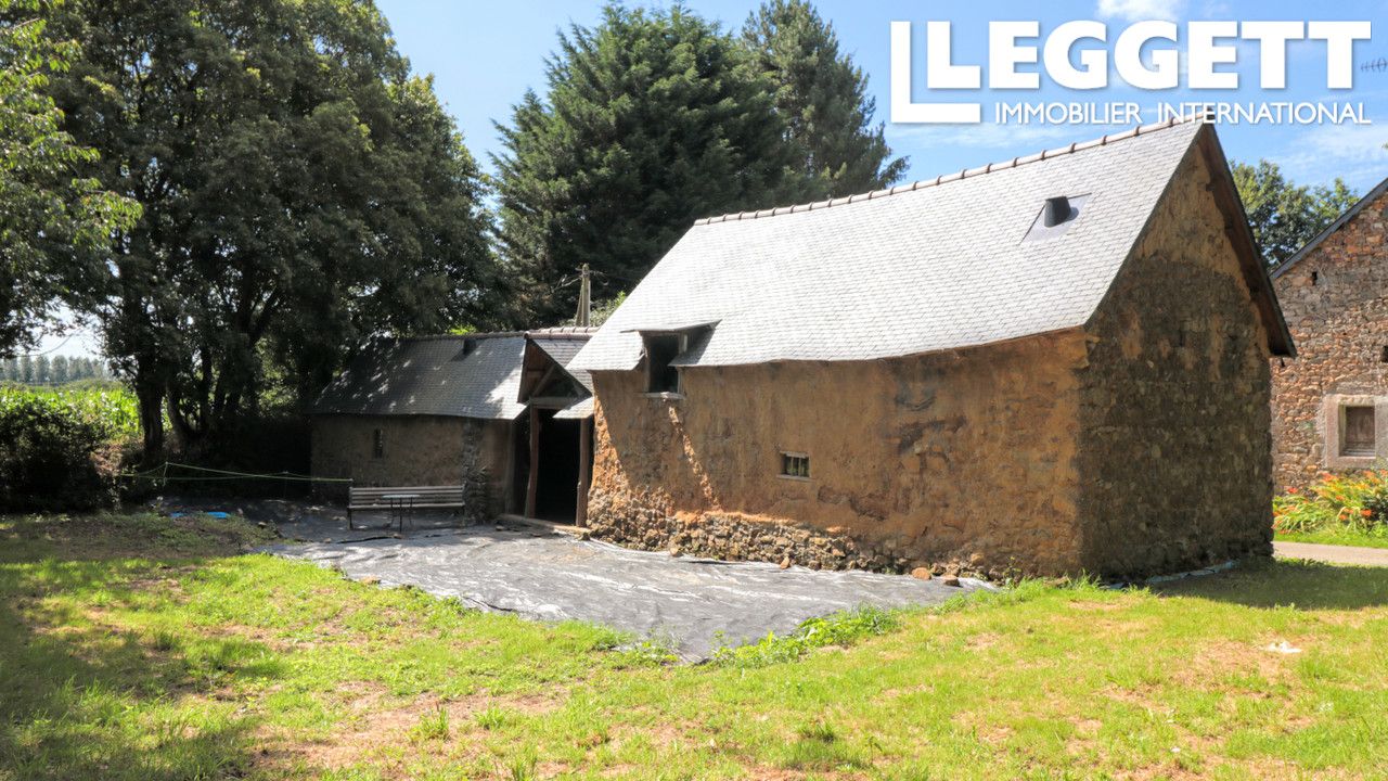 A 1/4 d'heure des plages et bordée par une rivière, habitation traditionnelle en torchis sur un terrain boisé