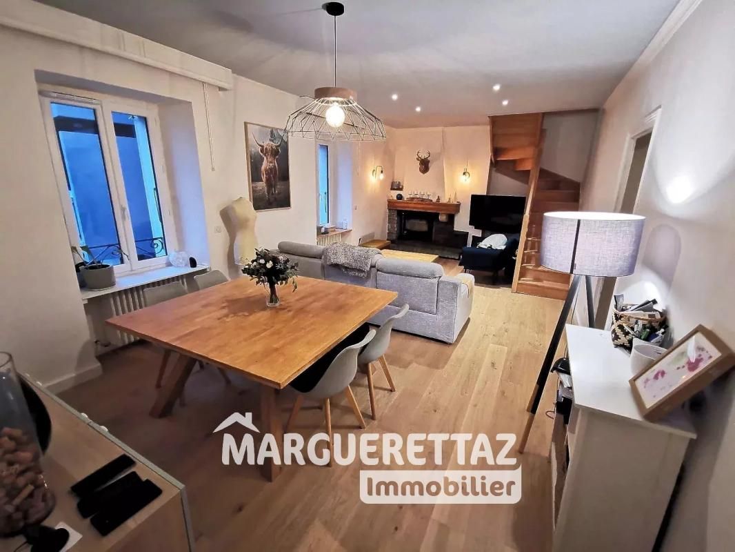 T6 en duplex, 125 m² utiles, 2 greniers aménageables, 2 caves, 2 stationnements