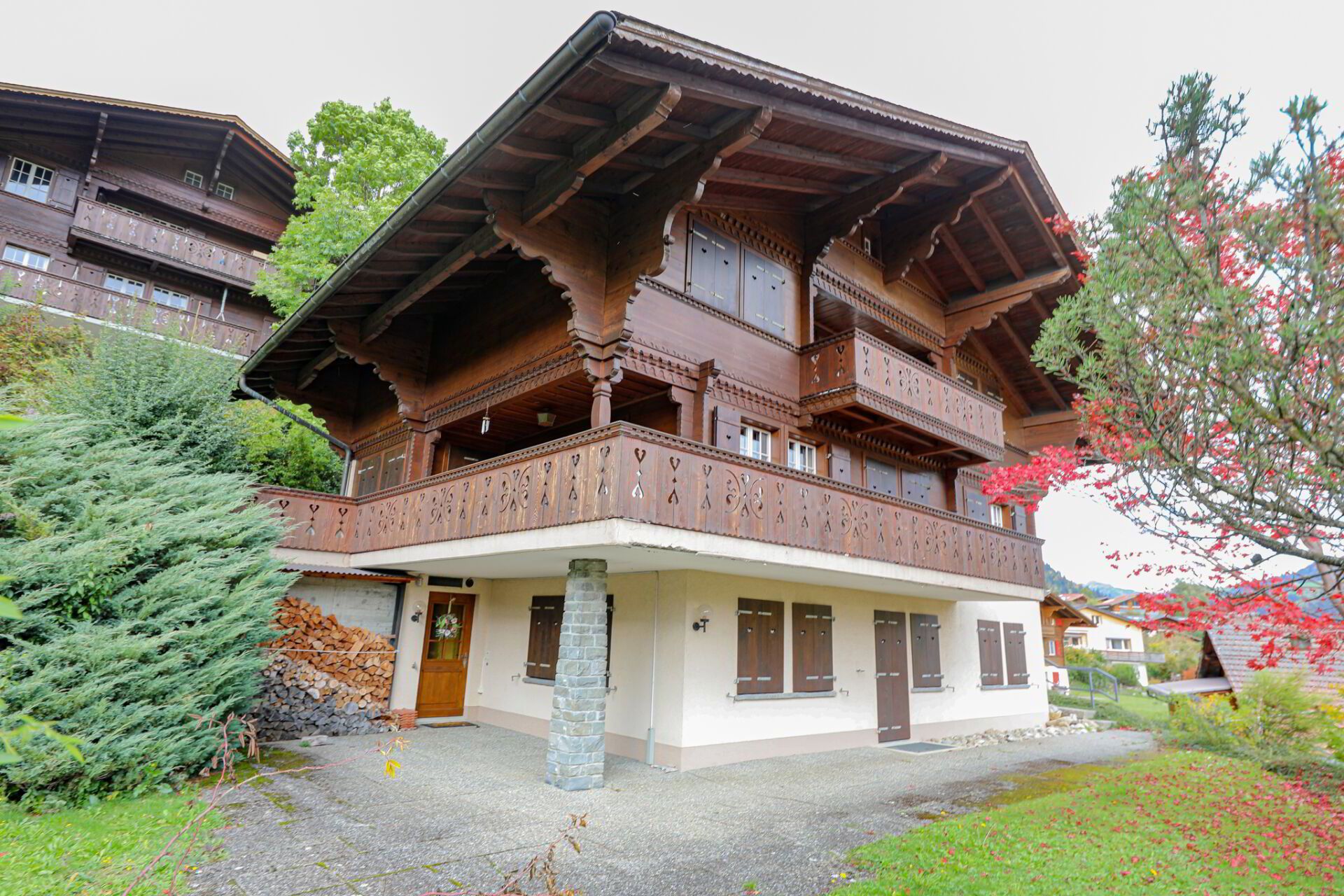 Wunderschönes Chalet mit 3 Wohneinheiten, Schwimmbad und Garagen Höhenstrasse 14