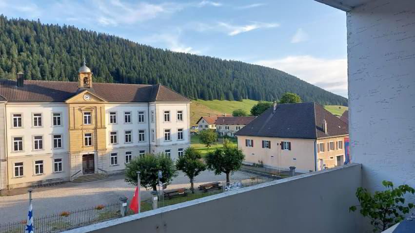 4-room apartment with balcony in building with elevator