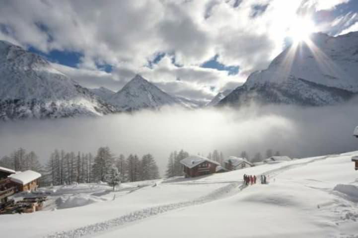 Sternschnuppe über den Wolken mit einzigartiger Terrasse mit Blick...