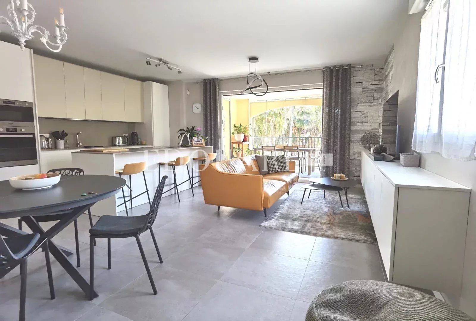 Superbe quatre pièces à vendre avec grande loggia et terrasse, dans le quartier central de Carnolès