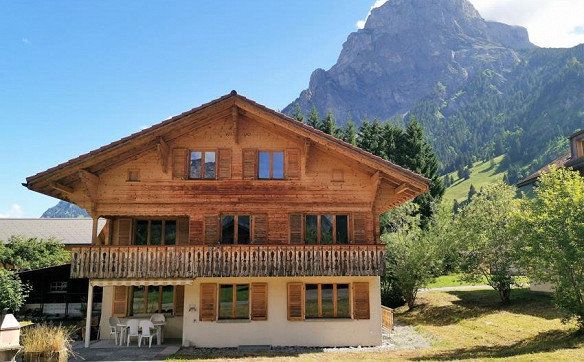 schönes Chalet mit zwei Wohnungen und grossem Garten