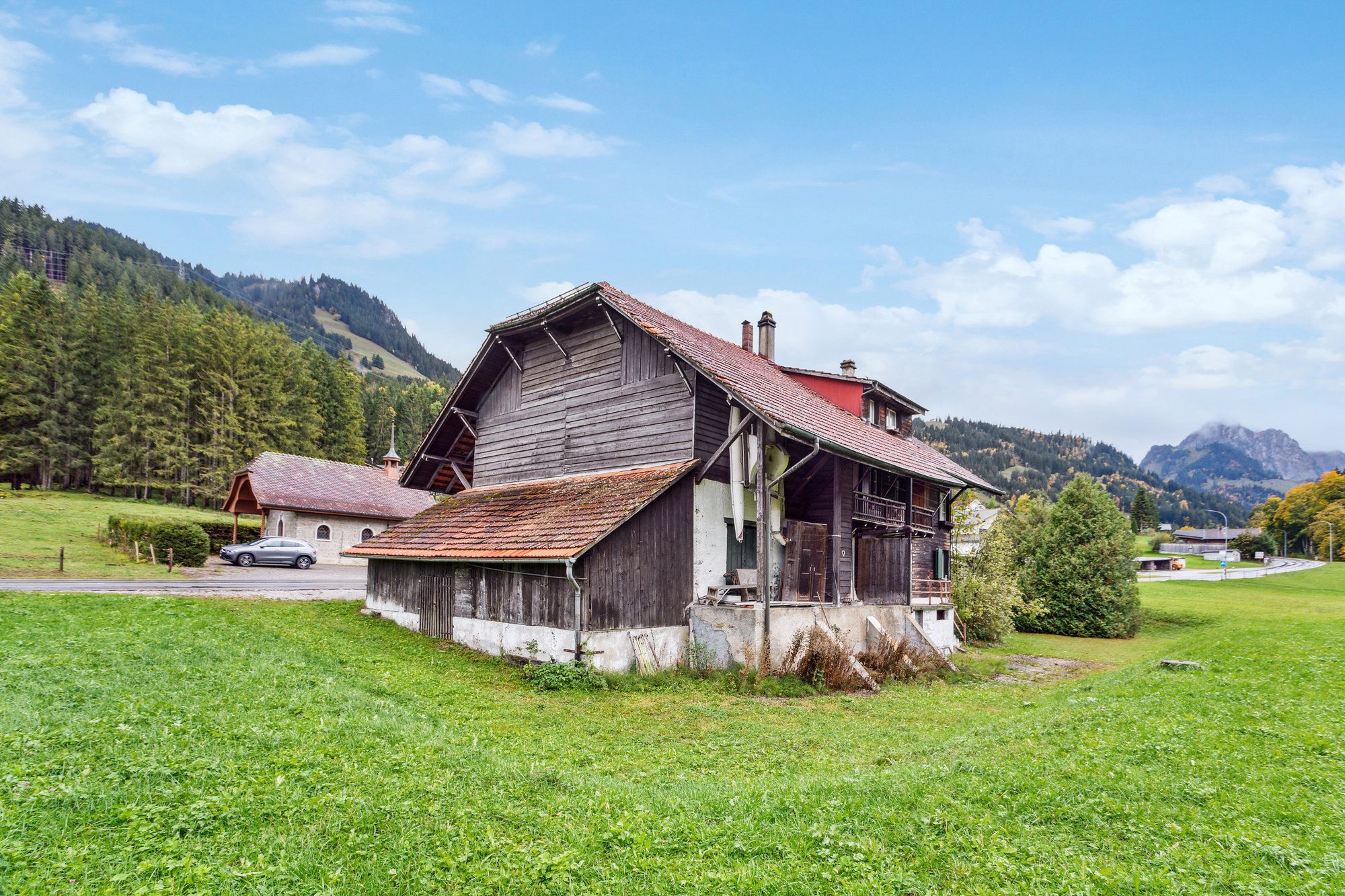 Ferme à rénover avec terrains à bâtir entourés d'un panorama verdoyant