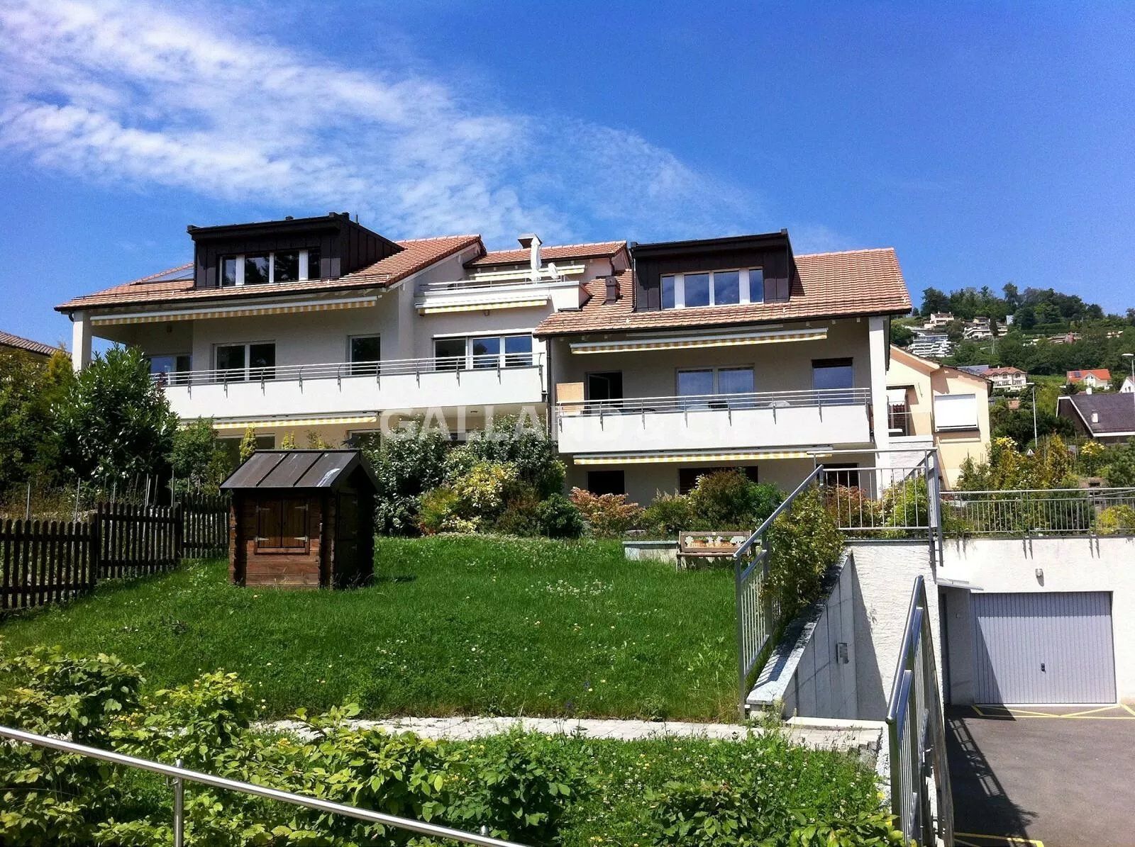 Appartement de 3.5 pièces au 2ème étage avec poêle suédois et grande terrasse.