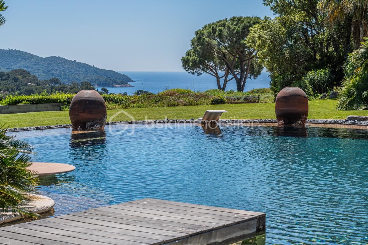 *** BAISSE DE PRIX !!!! PROPRIETE D'EXCEPTION AVEC VUE MER AU SEIN DU GOLFE DE SAINT TROPEZ ***