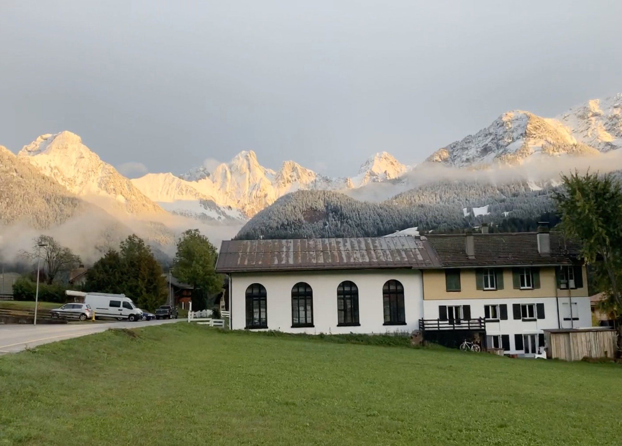 Künstlervilla in Chateau d'Oex mit Eleganz und Inspiration/ Villa d'Artiste à Chateau d'Oex avec Élégance et Inspiration