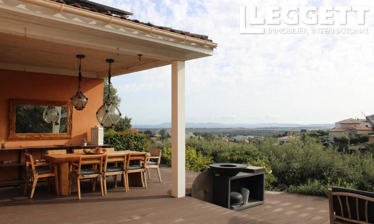 Belle villa vue panoramique jusqu'à la mer