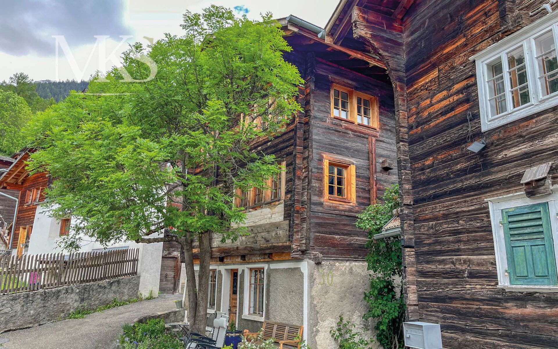 Modern und Alt mischen sich in diesem Walliserhaus: ihr Wohntraum im Goms.