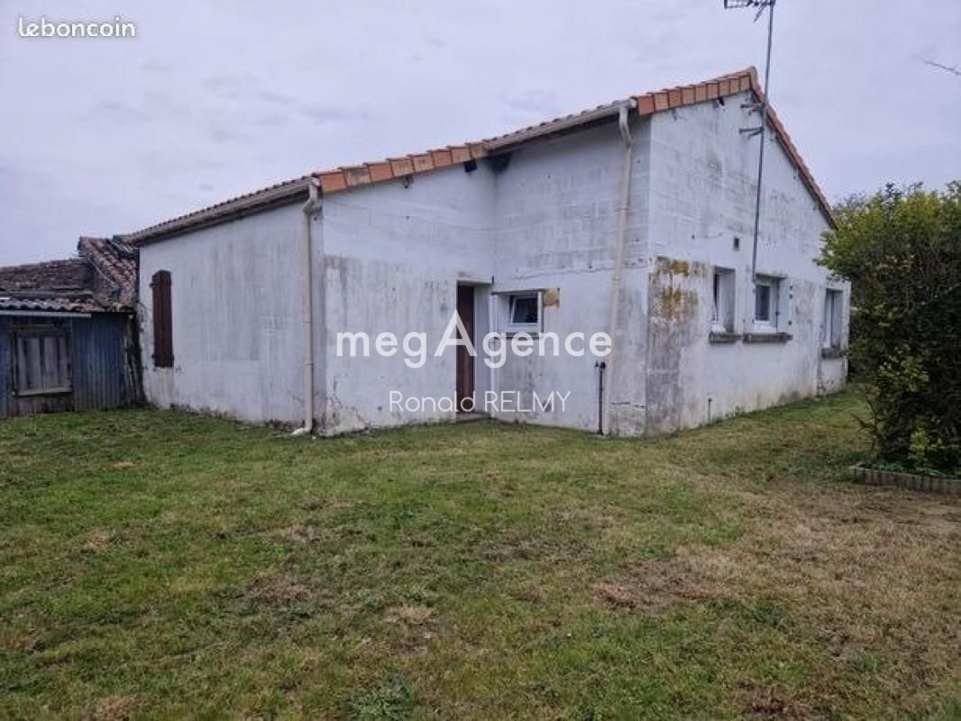 Maison ancienne pleine de potentiel  avec  un terrain clos et arboré de 720 m² à Jard-sur-Mer (quartiers Les Aires)