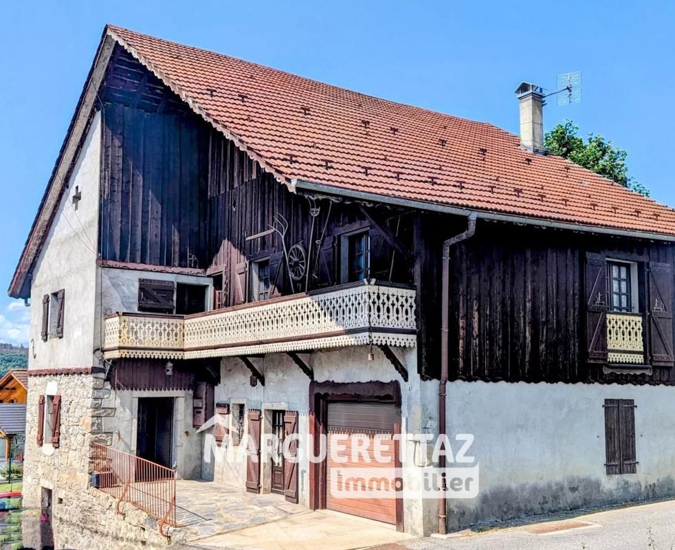 Ancienne bâtisse avec jardin