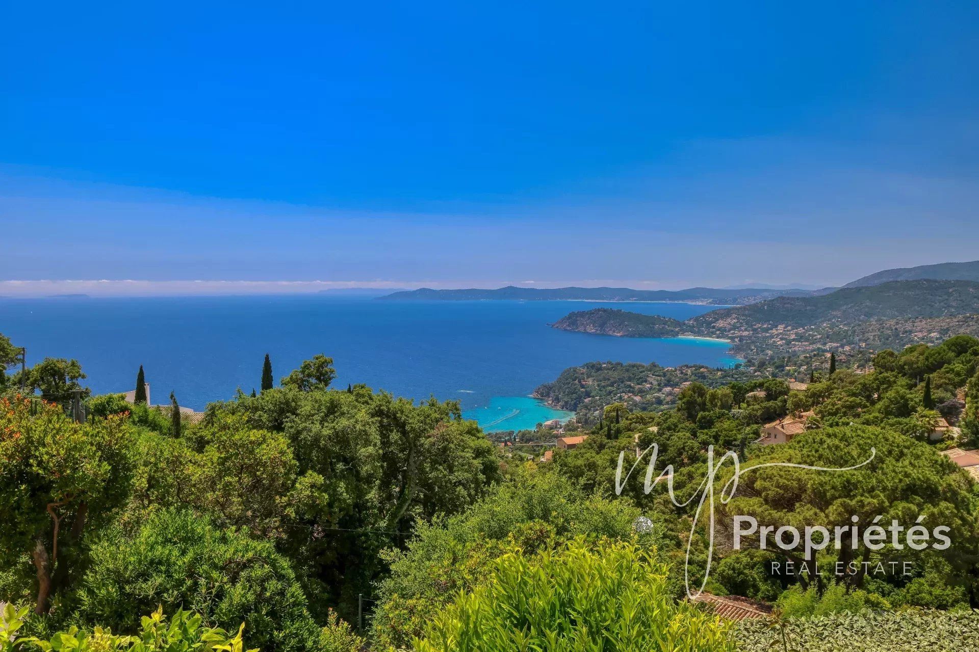 RAYOL CANADEL SUR MER Magnifique villa 6 chambres avec vue imprenable sur les îles