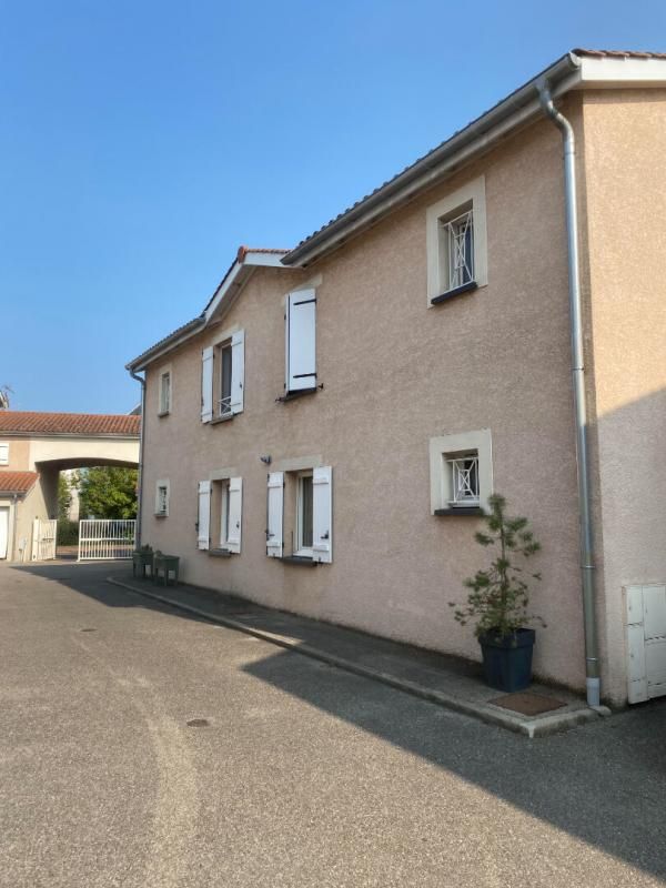 Dans environnement calme et protégé, maison de ville de 117m2 avec jardin et garage au centre de Vénissieux